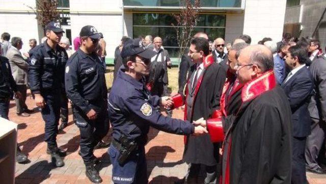 Adana Adliyesi'nde, Savcı Kiraz'ın Şehit Edilmesi Protesto Edildi (2)