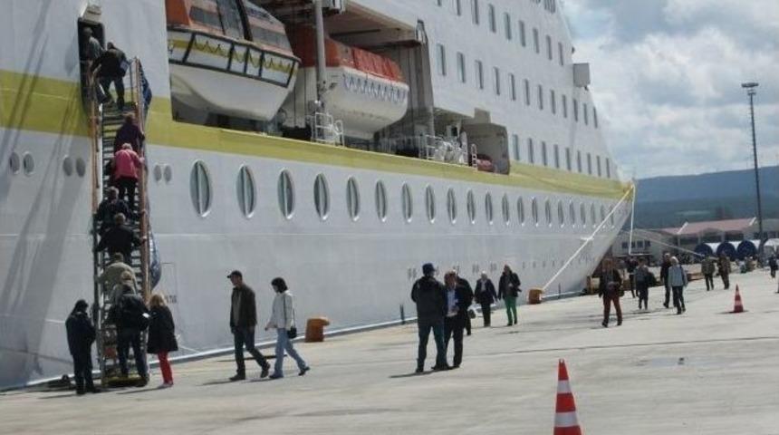 &Ccedil;anakkale Limanı 2015 Kruvaziyer Sezonunu A&ccedil;tı