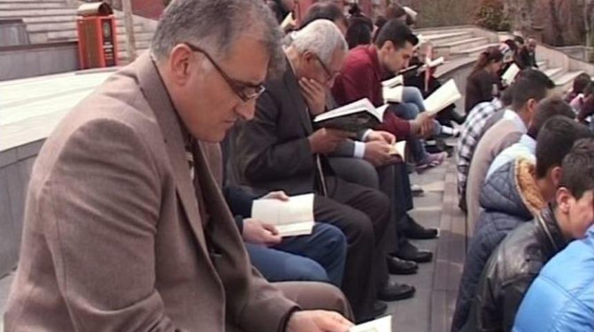 Kernek Maydanın&rsquo;da Vatandaşlar Kitap Okudular