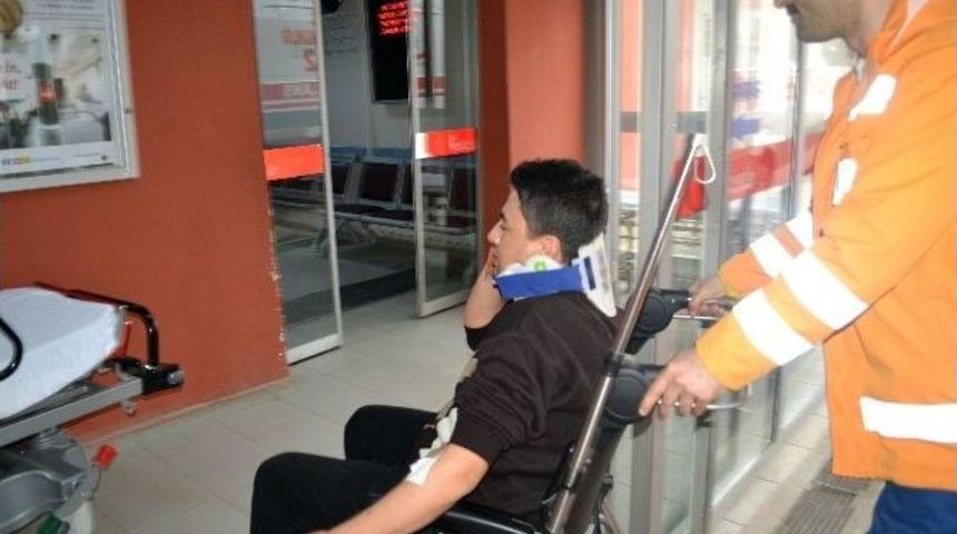 Tekirdağ&rsquo;da Otomobil Servis Aracına &Ccedil;arptı: 1 Yaralı