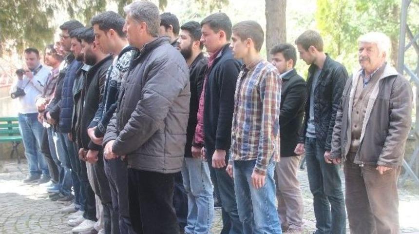 Ak Gen&ccedil;ler &Ouml;ld&uuml;r&uuml;len Savcı Mehmet Selim Kiraz İ&ccedil;in Gıyabi Cenaze Namazı Kıldı