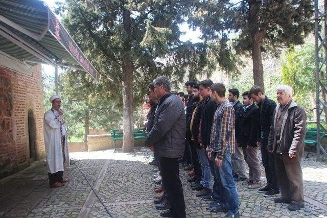 Ak Gençler Öldürülen Savcı Mehmet Selim Kiraz İçin Gıyabi Cenaze Namazı Kıldı