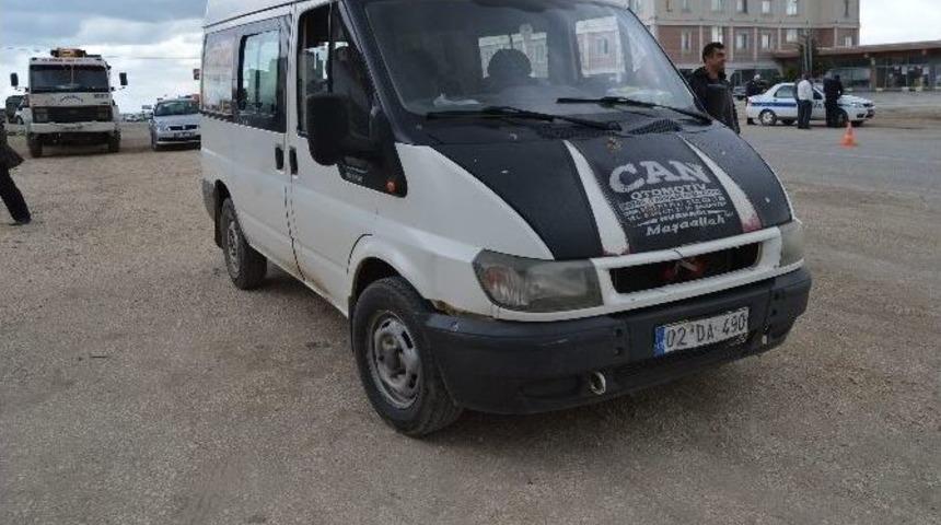 Adıyaman&rsquo;da Otomobil Minib&uuml;se &Ccedil;arptı: 1 Yaralı