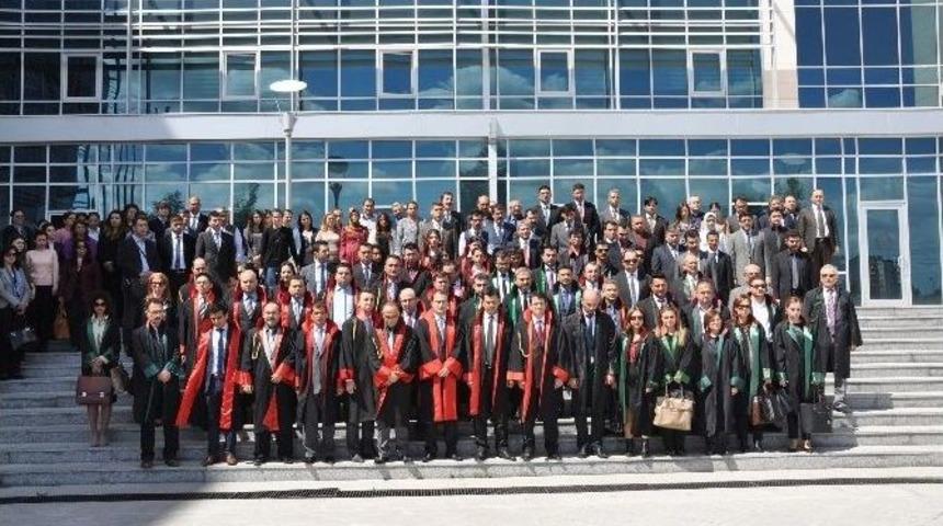 Adliye Kapılarına "şehidimiz Var" Afişi Asıldı