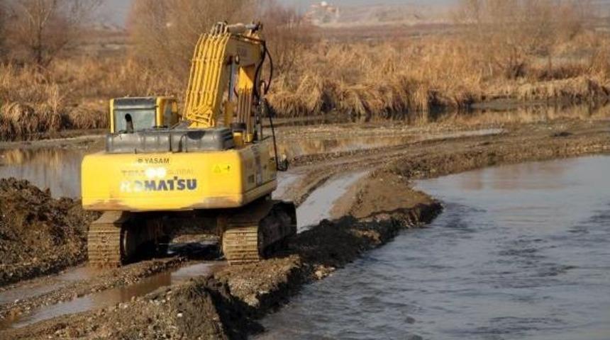 Dicle Nehri &Uuml;zerindeki Kum Ocağı Belediyece Yıkıldı