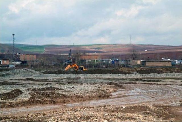 Dicle Nehri Üzerindeki Kum Ocağı Belediyece Yıkıldı