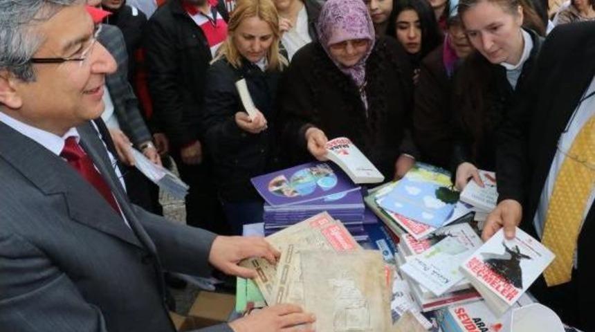 &Uuml;cretsiz Dağıtılan Kitaplar Kapışıldı