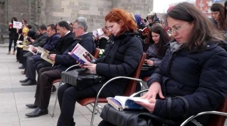 Yakutiye Meydanı'nda 15 Dakika Kitap Okudular