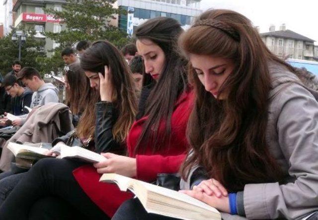 Yakutiye Meydanı'nda 15 Dakika Kitap Okudular