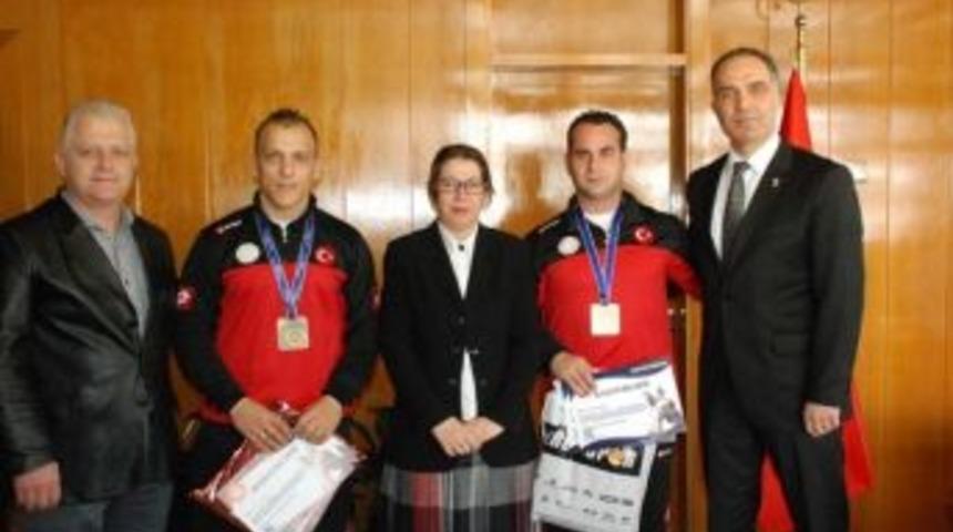 Vali &Ccedil;etinkaya&rsquo;dan Sporculara &Ouml;d&uuml;l