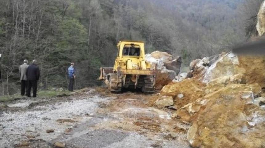 Ulus İl&ccedil;esinde Heyelan