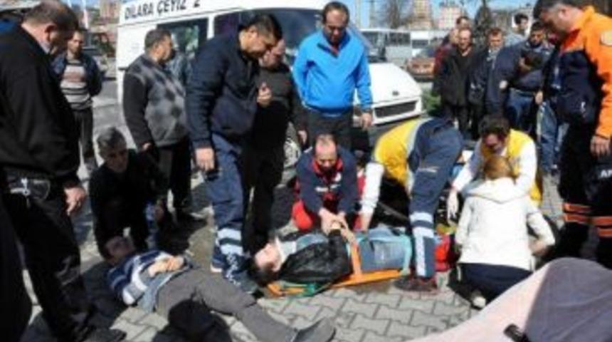 Minib&uuml;se &Ccedil;arpan Motosikletteki 2 Kişi Yaralandı