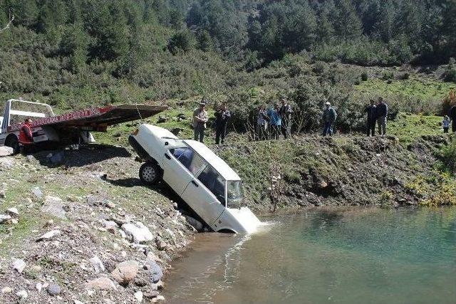 Kayıp Araba Göletten Çıktı