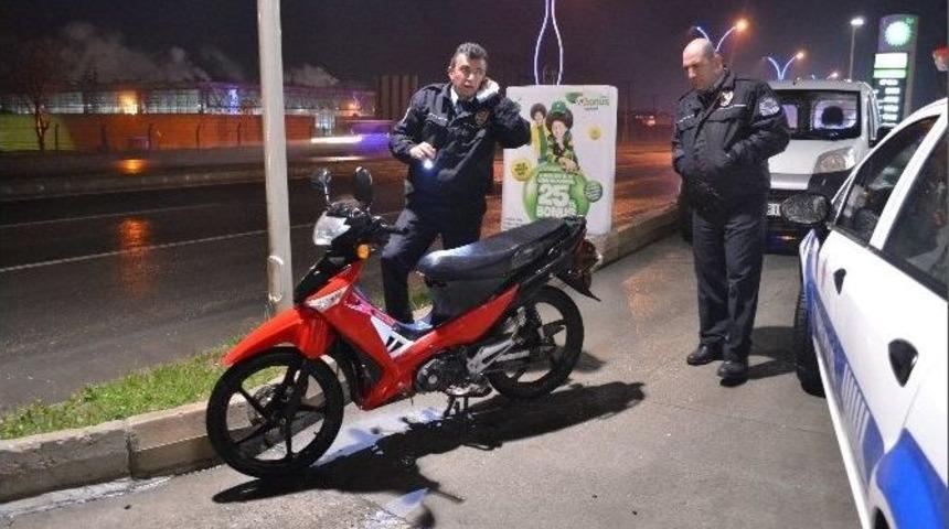 Otomobil Motosiklete &Ccedil;arptı: 1 Yaralı