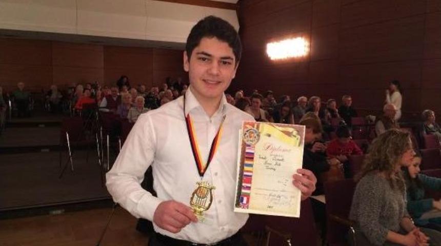 M&uuml;zik Dahisi Tambi, Almanya&rsquo;Daki Yarışmada Birinci Oldu