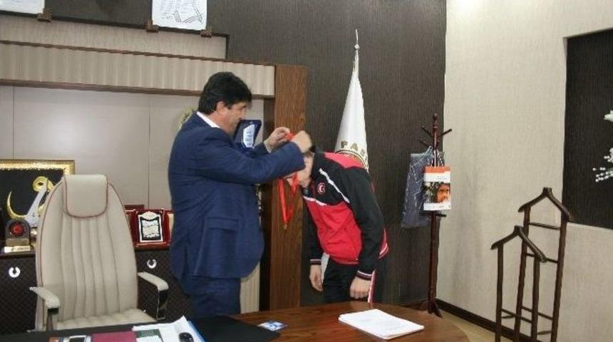 Başkan Sertoğlu, Ertürk’ü Altınla Ödüllendirdi