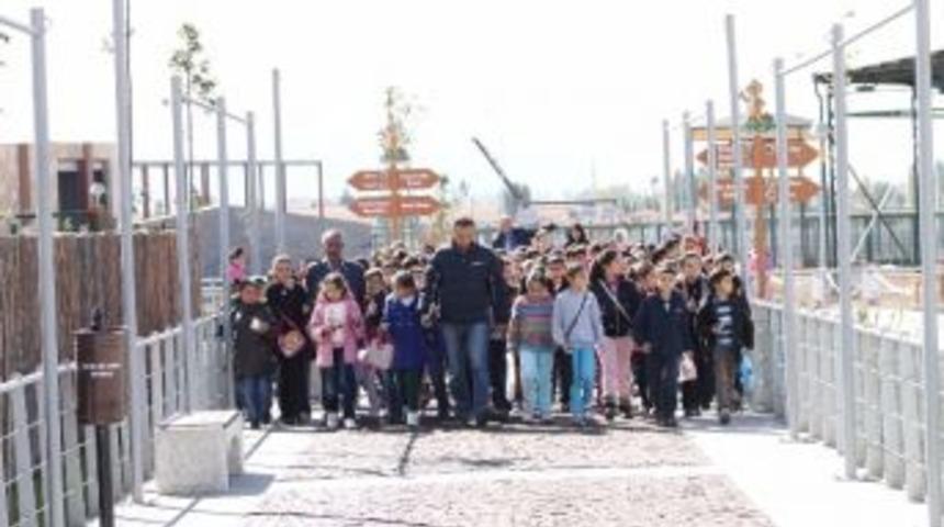 Pınarbaşı İl&ccedil;esinden Gelen &Ouml;ğrenciler Hayvanat Bah&ccedil;esi&rsquo;ni Ziyaret Etti