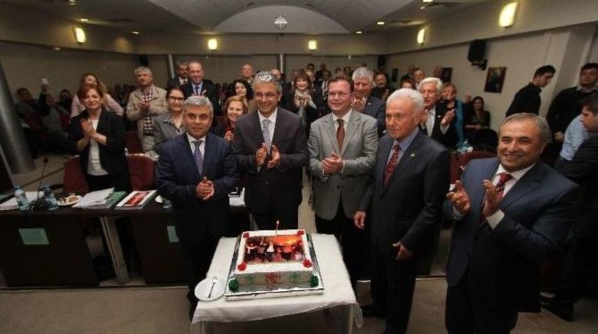 Karşıyaka Belediye Meclisinde Pastalı Kutlama