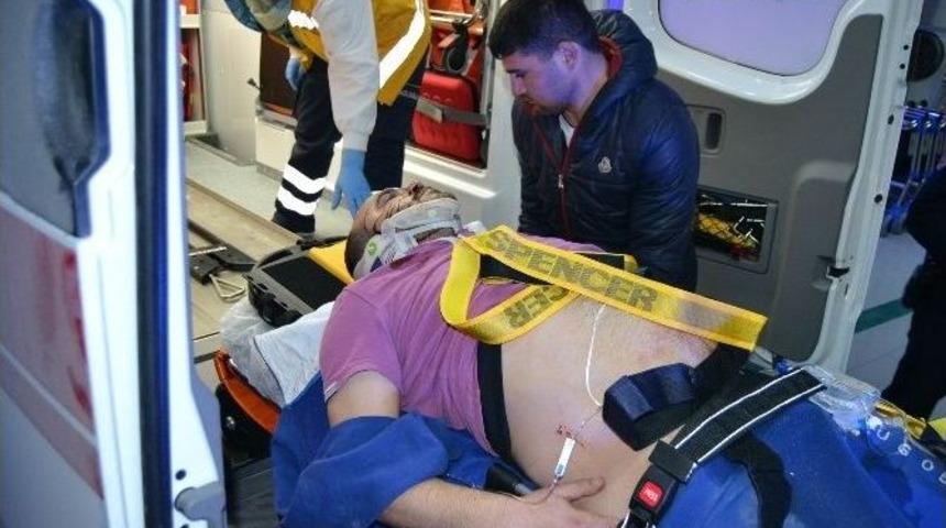 Takla Atan Otomobil Binanın Garajına Girdi: 3 Yaralı