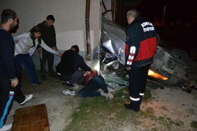 Takla Atan Otomobil Binanın Garajına Girdi: 3 Yaralı 1