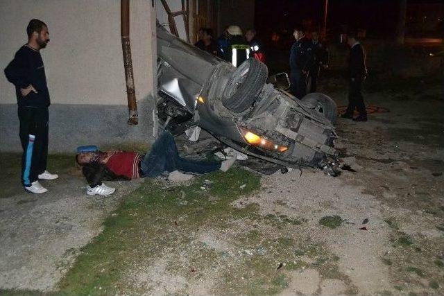 Takla Atan Otomobil Binanın Garajına Girdi: 3 Yaralı 2