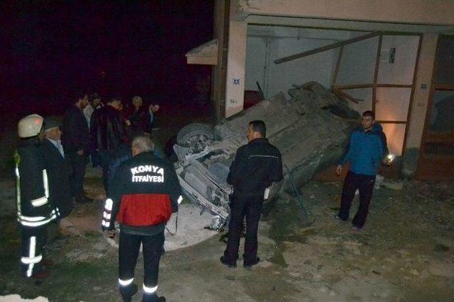 Takla Atan Otomobil Binanın Garajına Girdi: 3 Yaralı 3