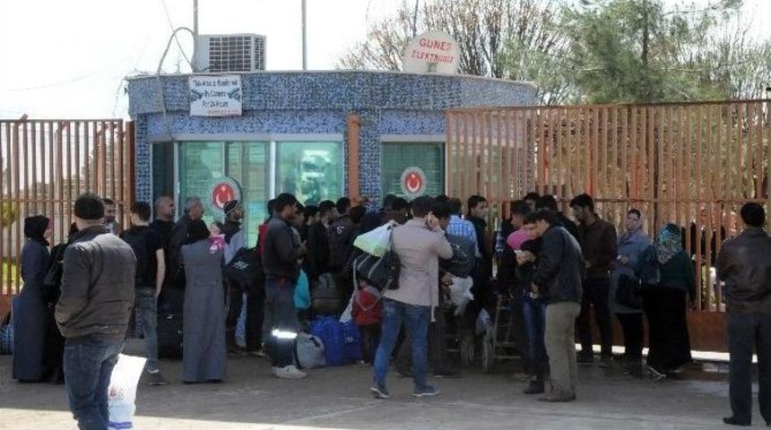 &Ouml;nc&uuml;pınar Sınır Kapısında Suriye&rsquo;ye Pasaportla Ge&ccedil;işler S&uuml;r&uuml;yor