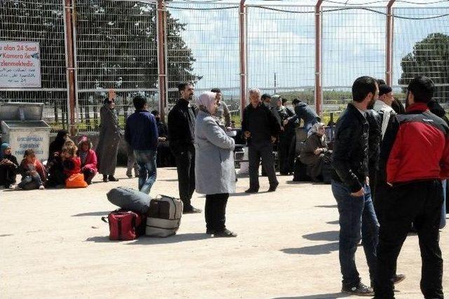 Öncüpınar Sınır Kapısında Suriye’ye Pasaportla Geçişler Sürüyor