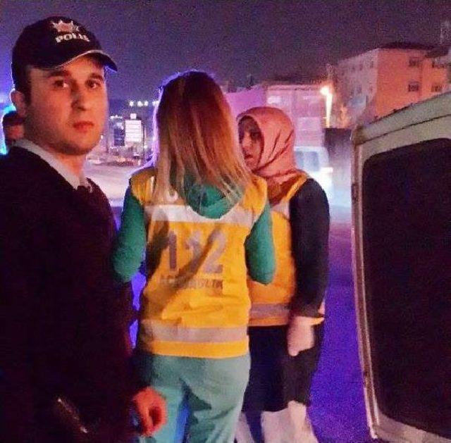 Otomobilin &Ccedil;arptığı Minib&uuml;s Takla Atıp Devrildi: 2 Yaralı 1