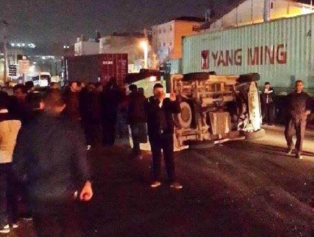 Otomobilin &Ccedil;arptığı Minib&uuml;s Takla Atıp Devrildi: 2 Yaralı 2