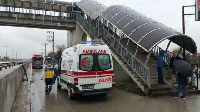 Üst Geçit Merdivenlerinden Düşen Kadın Yaralandı