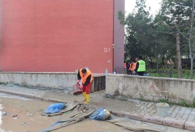 Büyükşehir’den Su Borusunun Patlaması İle Mağdur Olan Vatandaşlara Destek