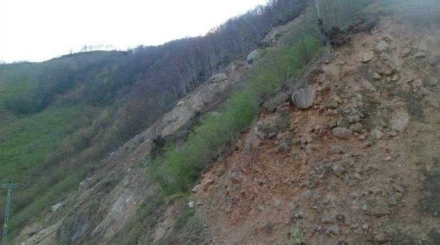 &Ccedil;amaş&rsquo;taki Heyelan Ulaşımı Aksatıyor