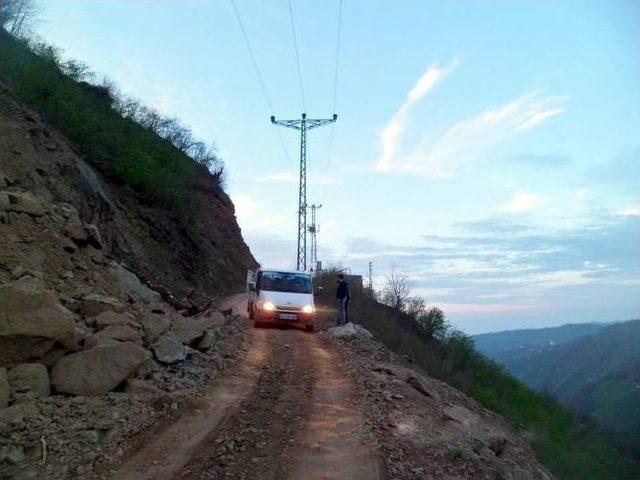 Çamaş’taki Heyelan Ulaşımı Aksatıyor