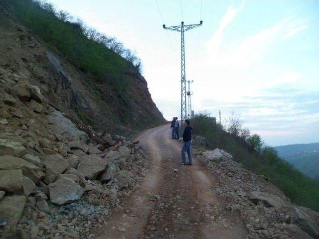 Çamaş’taki Heyelan Ulaşımı Aksatıyor