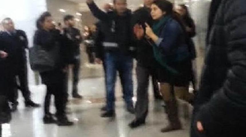 Adliye Girişlerinde "arama" Kavgası