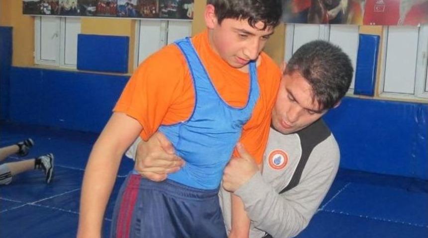 Şampiyon Minderde Ders Verdi