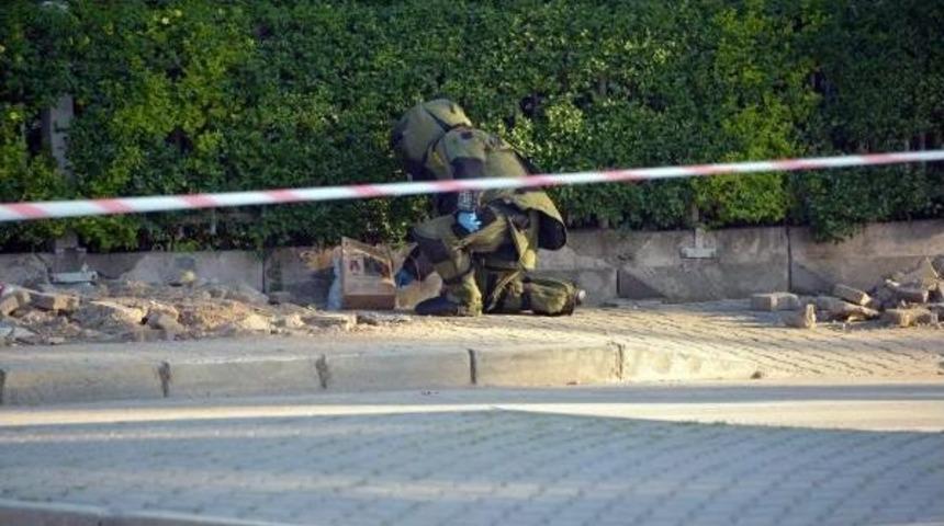 Adana'da Ş&uuml;pheli Paketten Spor Ayakkabısı &Ccedil;ıktı