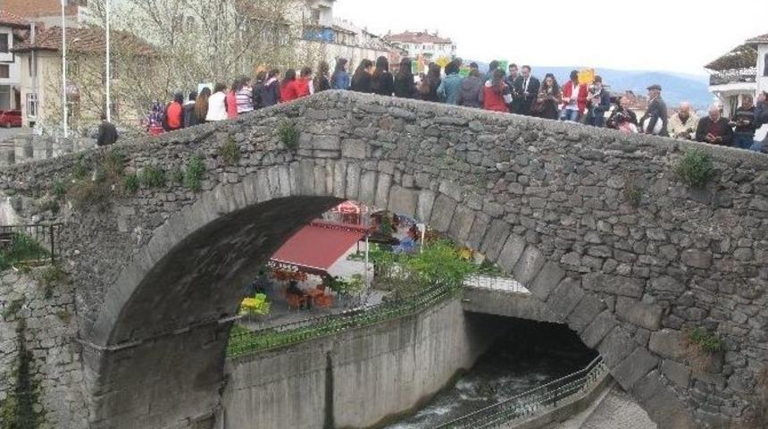 Tarihi Yılanlı K&ouml;pr&uuml; &Uuml;zerinde Kitap Okudular