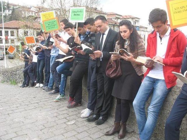 Tarihi Yılanlı Köprü Üzerinde Kitap Okudular