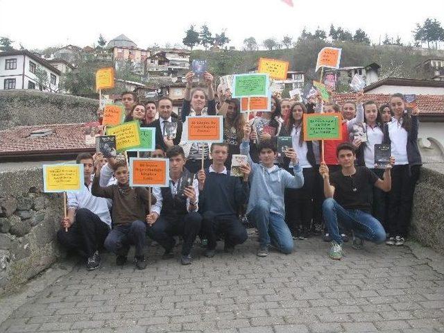 Tarihi Yılanlı Köprü Üzerinde Kitap Okudular