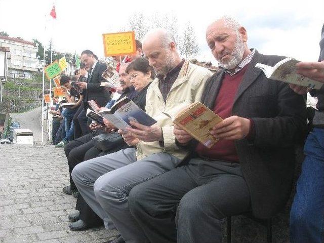 Tarihi Yılanlı Köprü Üzerinde Kitap Okudular