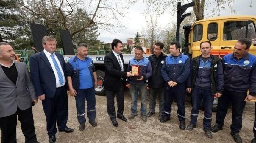 Belediye &Ccedil;alışanları Eski Kamyonu Kurtarıcıya D&ouml;n&uuml;şt&uuml;rd&uuml;