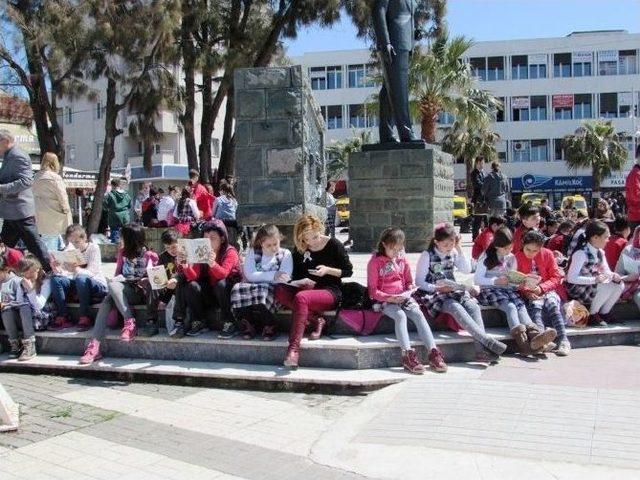 Kitap Okuyarak Büyüklerine Örnek Oldular