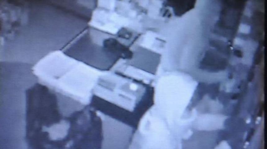 Marketten Sigara Hırsızlığı G&uuml;venlik Kamerasına Takıldı