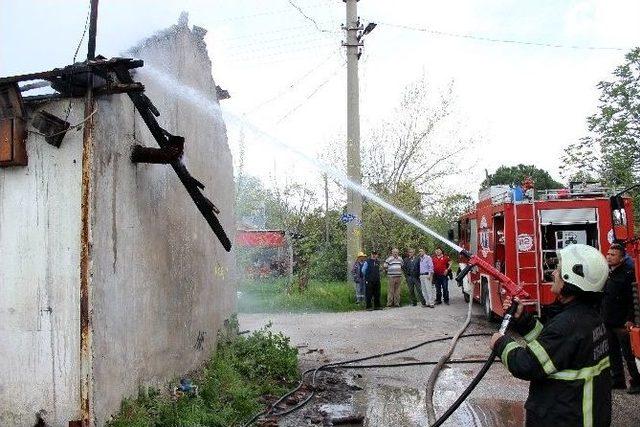 Suriyeli Ailenin Evi Yangında Kül Oldu