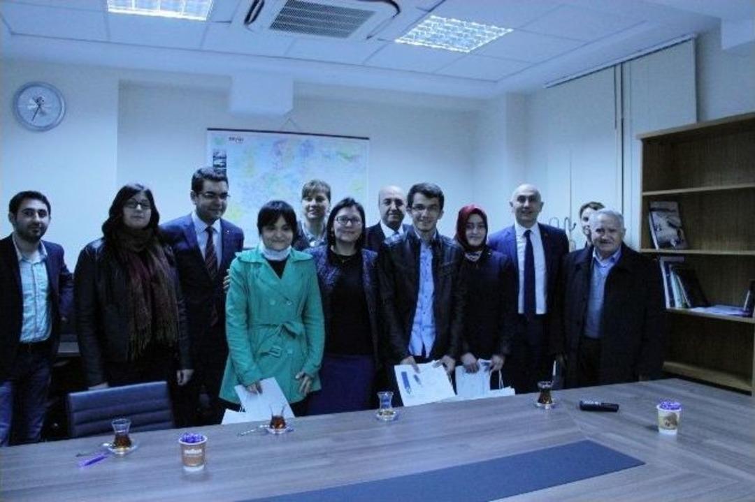 En &Ccedil;ok Kitap Okuyan &Uuml;niversiteliler &Ouml;d&uuml;llendirildi