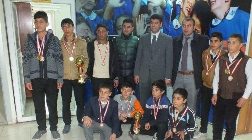 Atletizmde Dereceye Giren &Ouml;ğrenciler &Ouml;d&uuml;llendirildi