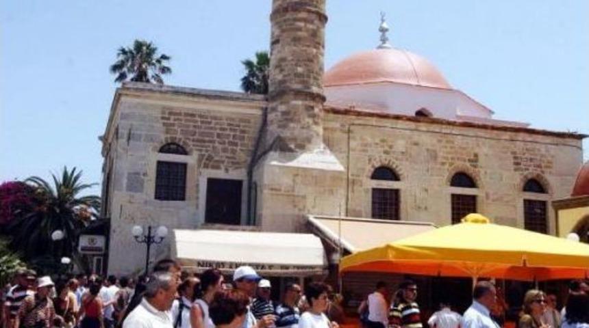 Yunan Adası'ndaki Tarihi Camide Ka&ccedil;aklar Yangın &Ccedil;ıkardı