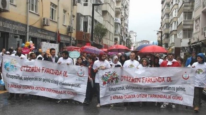 Otizme Dikkat &Ccedil;ekmek İ&ccedil;in Y&uuml;r&uuml;d&uuml;ler